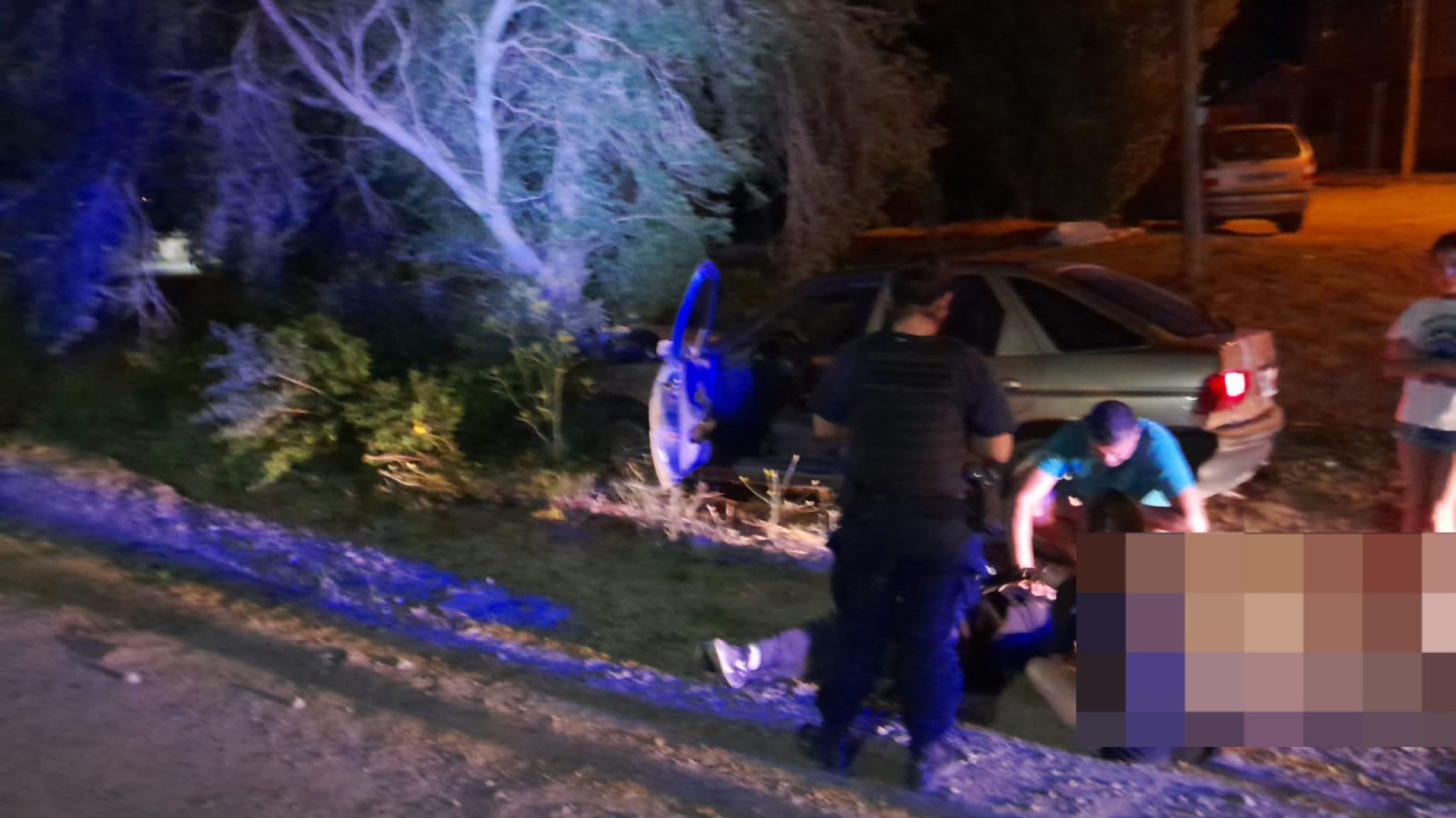 ¡Brindó demasiado! Sexagenario ebrio impactó su auto contra un árbol
