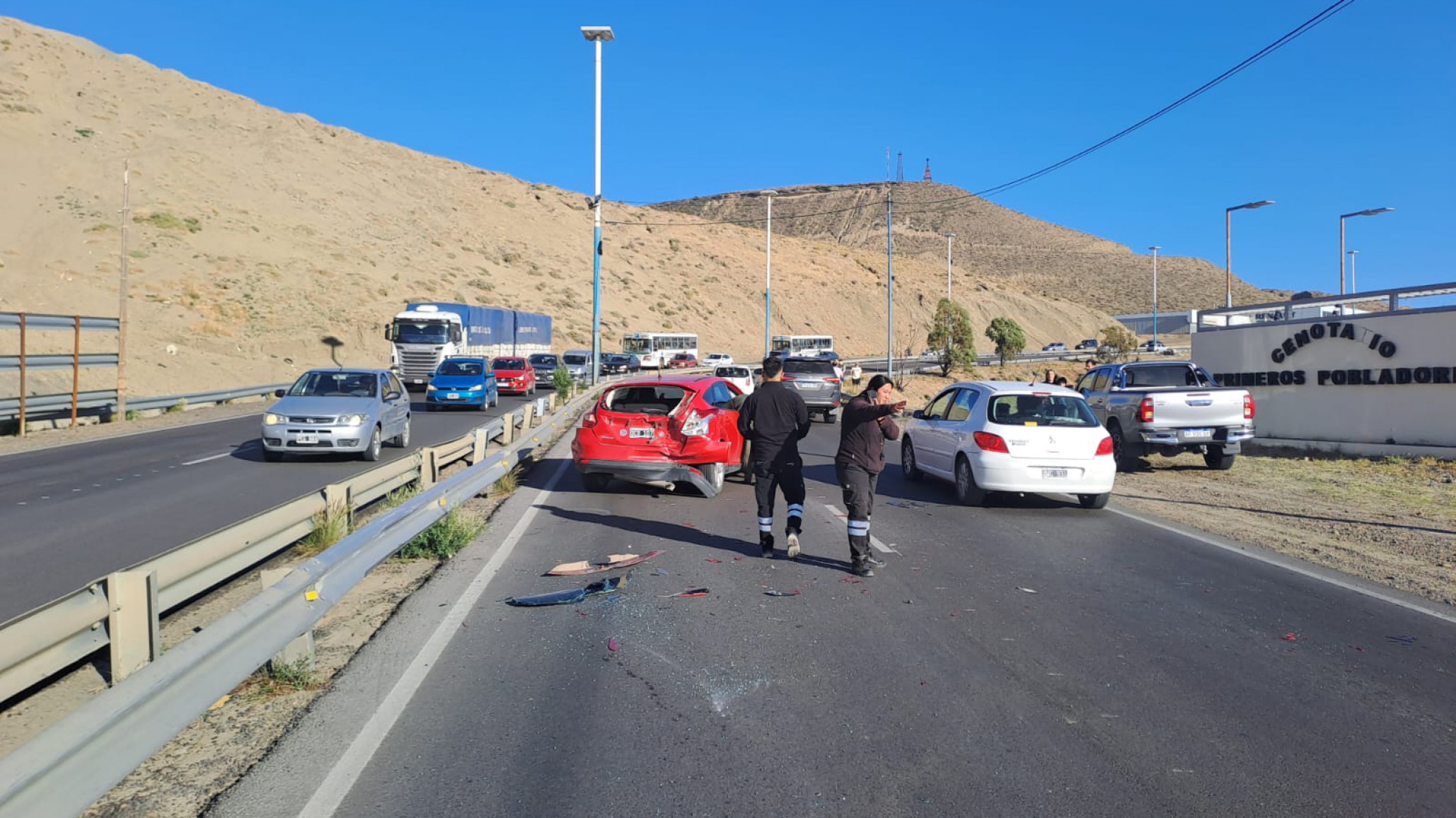 Se le salió la rueda y provocó un cuádruple choque