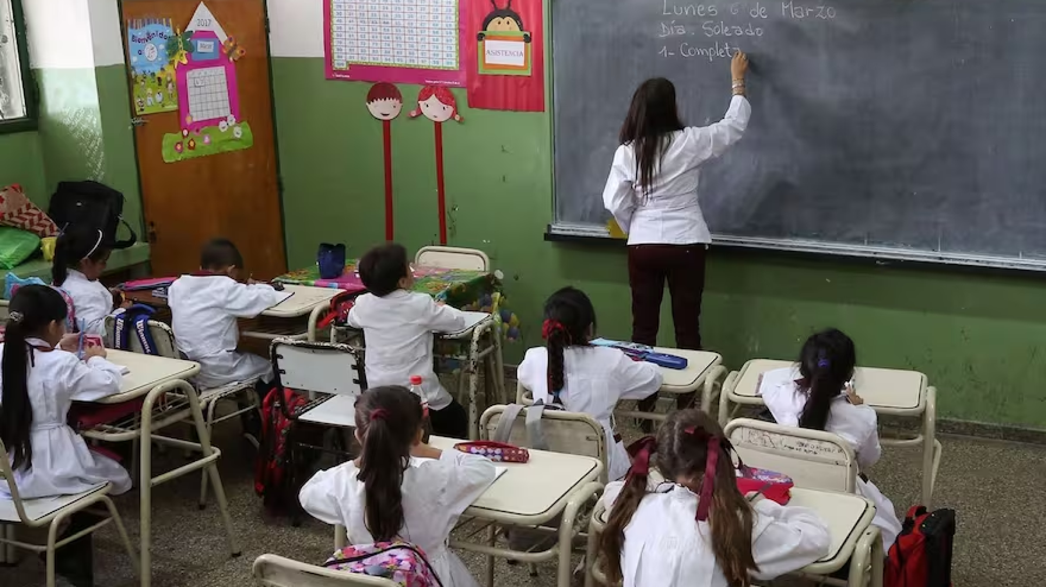 Milei declara la educaci髇 como "servicio esencial" para evitar los paros docentes