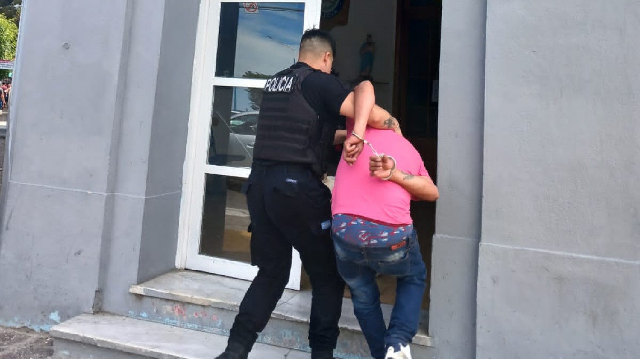 Vendedor ambulante amenazó con un cuchillo a un cliente que no le quiso comprar un par de medias