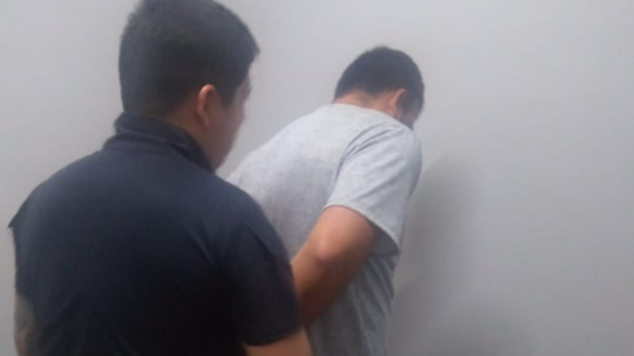 Golpeó a una mujer frente a la comisaría y terminó detenido