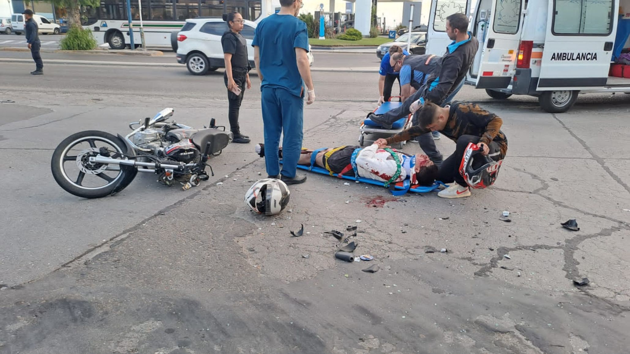 Un motociclista resultó gravemente herido tras accidente con un auto