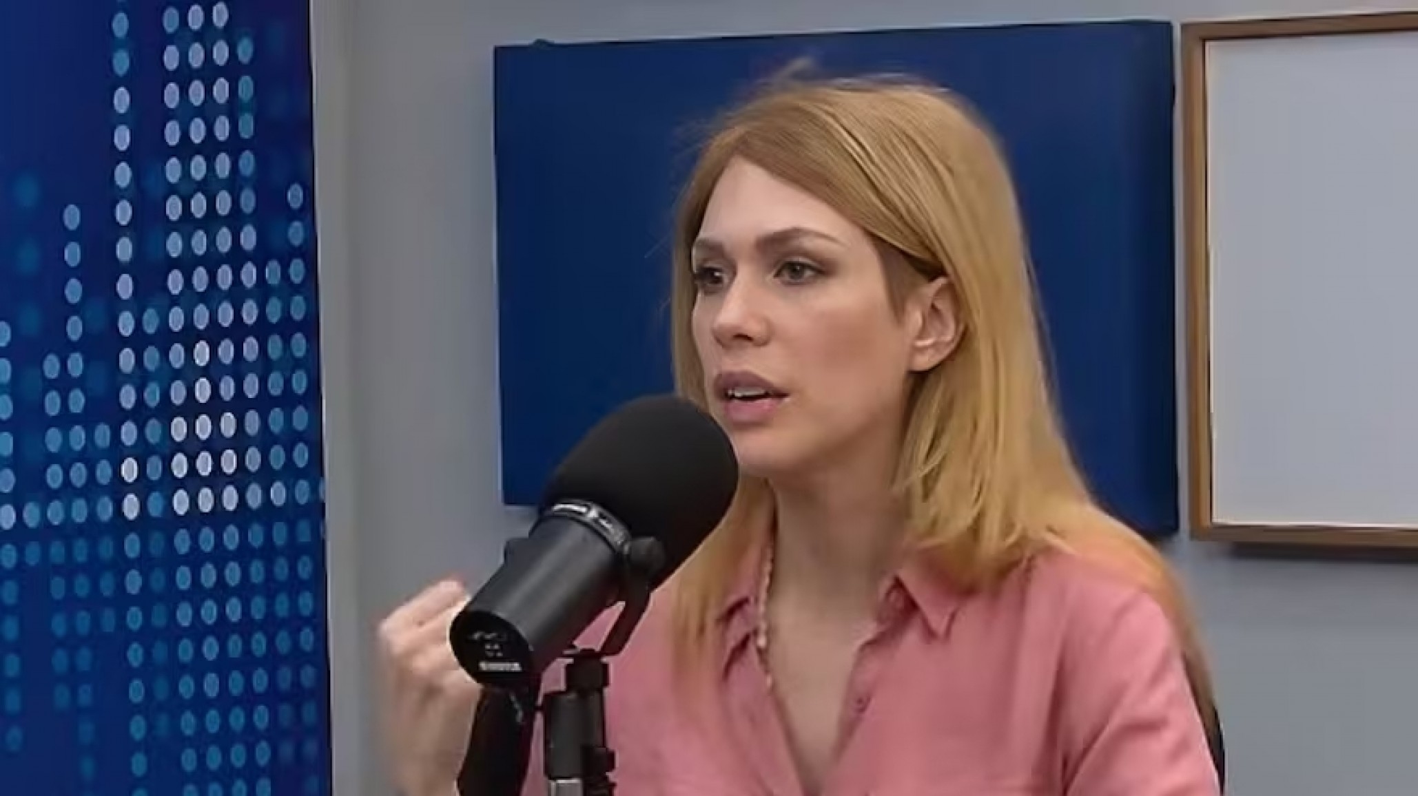 Lilia Lemoine se prepara para usar armas