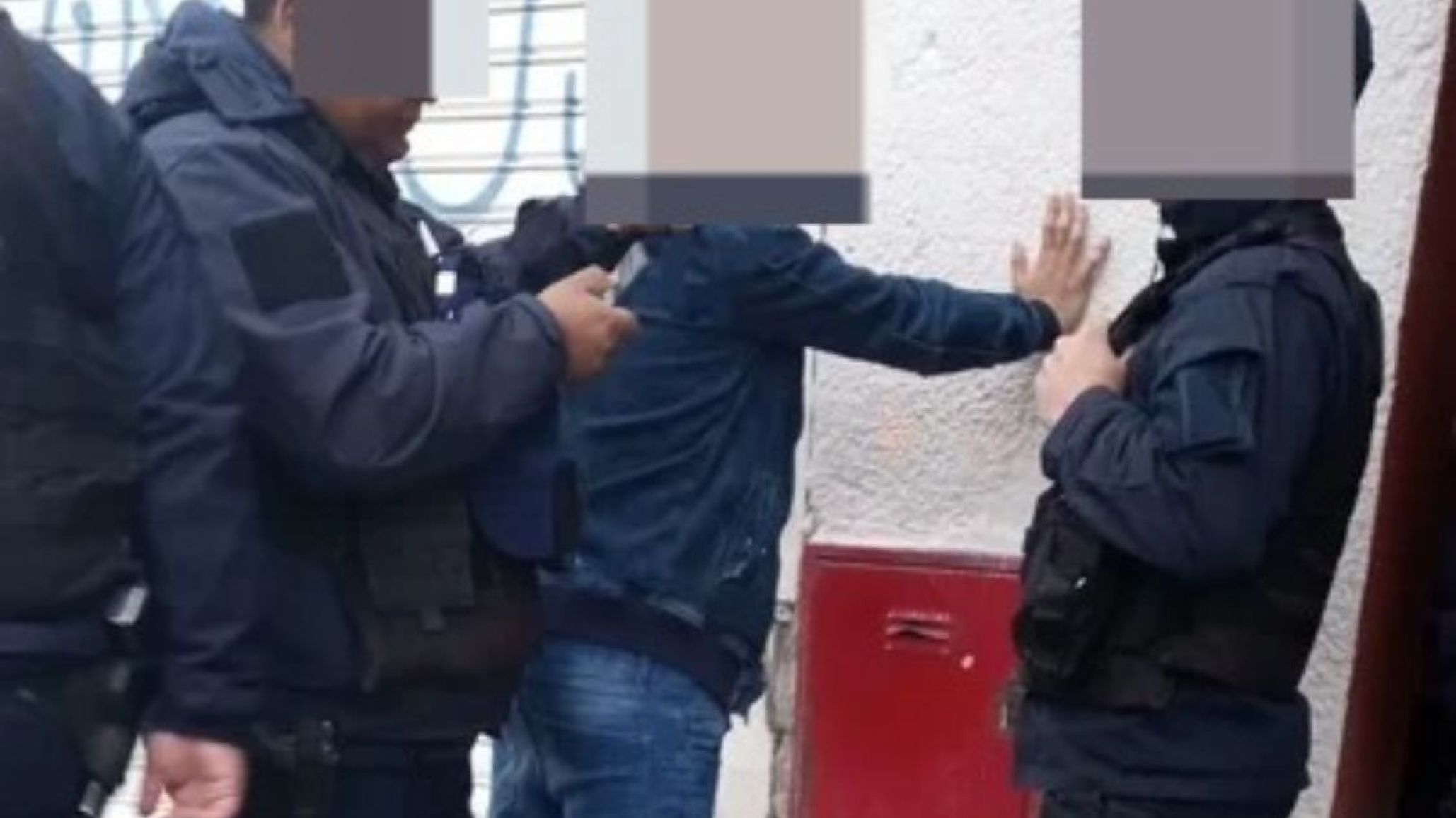 ¡Es un arma de juguete! Intentó robar en la parada del colectivo y fue reducido por un testigo