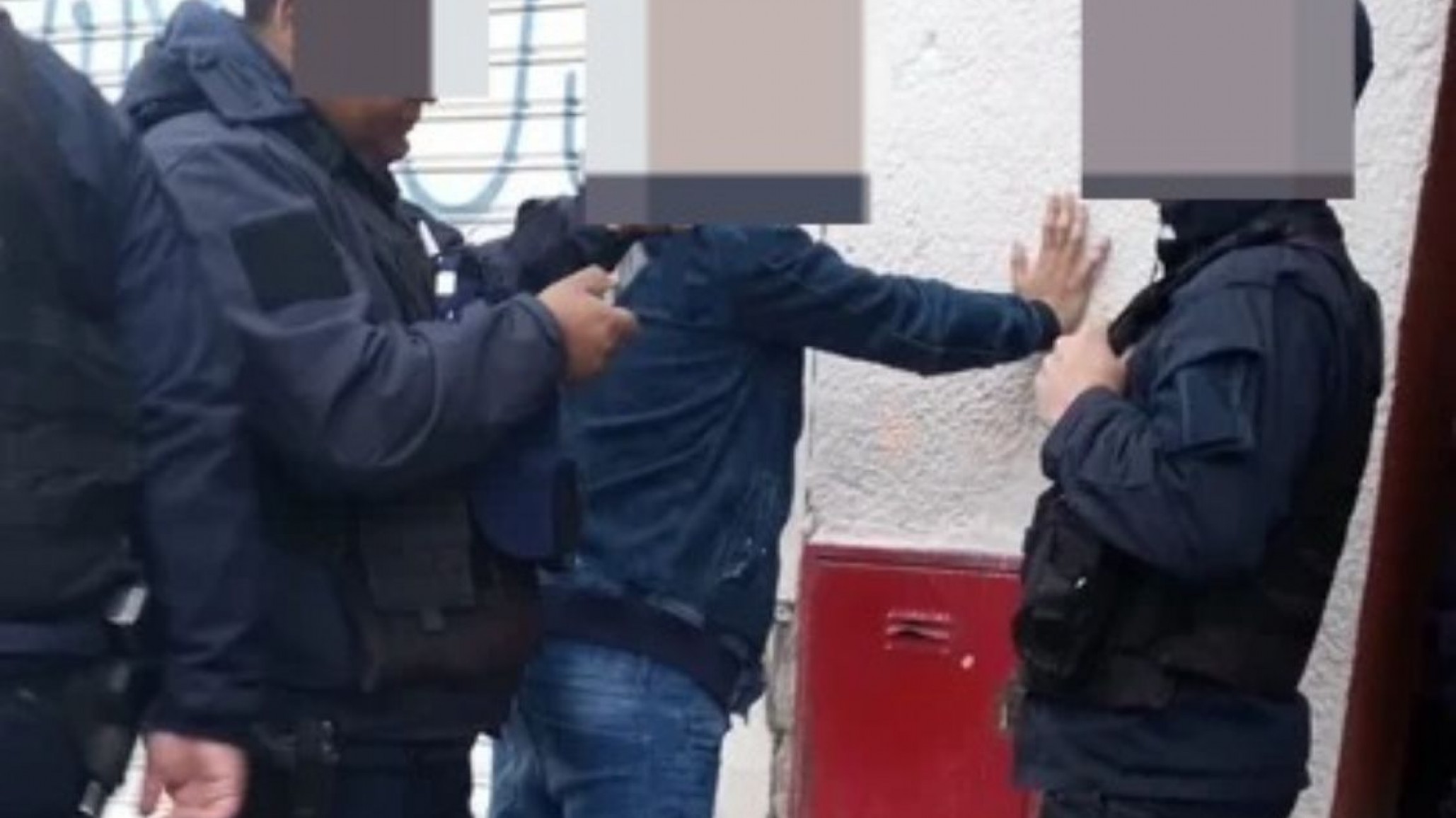 ¡Es un arma de juguete! Intentó robar en la parada del colectivo y fue reducido por un testigo