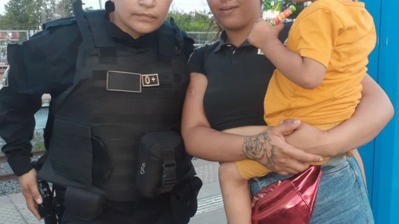 Héroe anónimo y policía salvaron a niño de morir bajo el tren