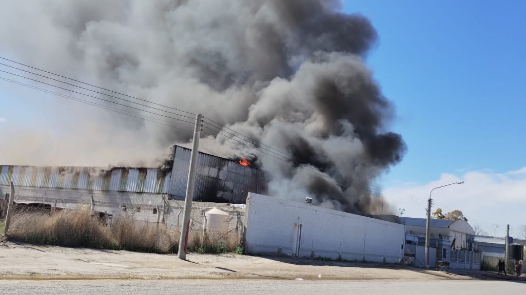 Impresionante incendio en uina empresa de colectivos en Puerto Madryn