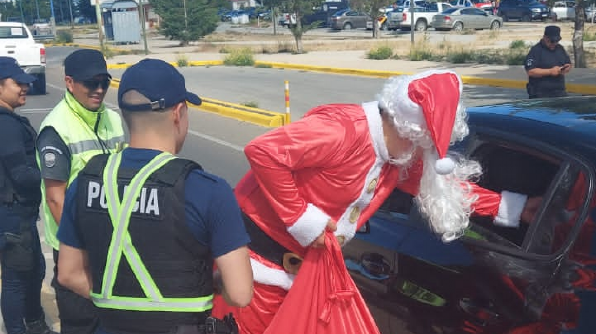 Papá Noel con conciencia vial: se suma al control de tránsito