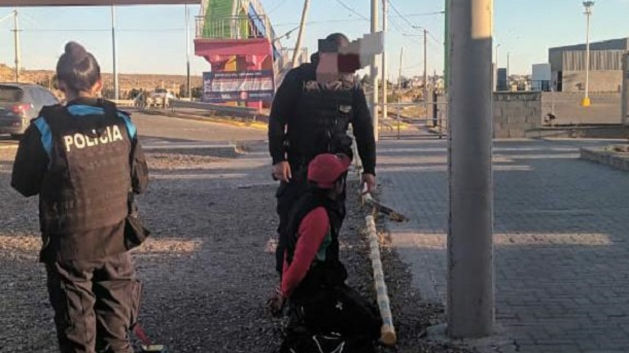 Le robaron elementos del auto, encontró a los autores y los retuvo hasta que llegó la policía