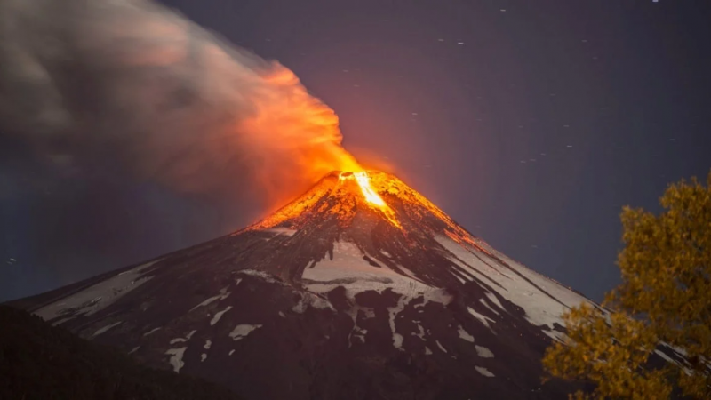 Alerta naranja del volcán Villarrica ubicado en la frontera en Neuquén