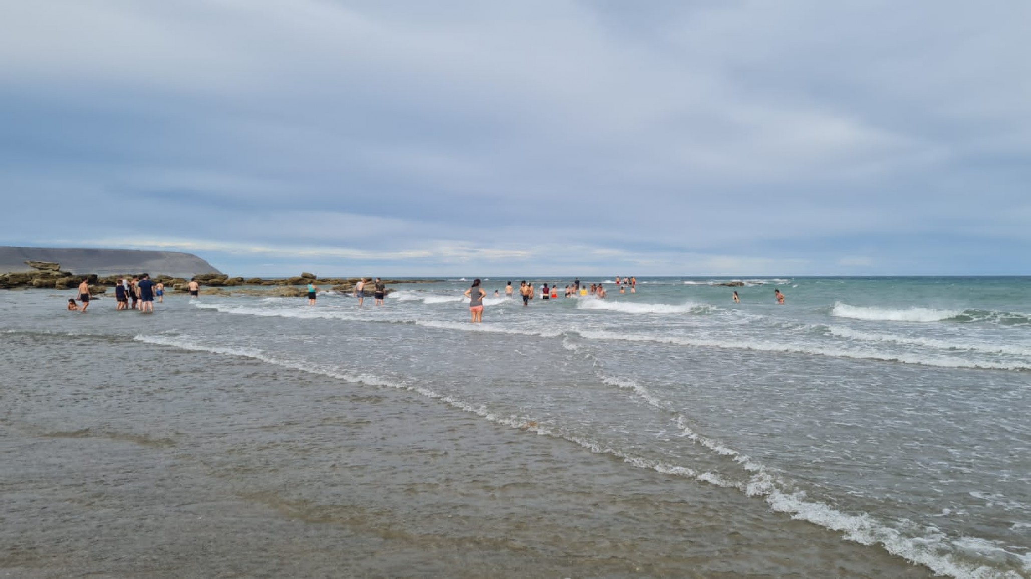 Dramático rescate en Playa Los Limites: Hicieron una cadena humana y salvaron a dos personas arrastradas por la marea