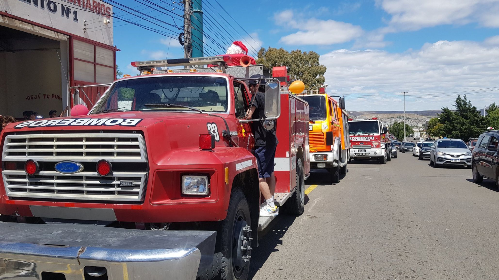 Gesto navideño: Bomberos le salvaron la vida y así decidió devolverlo "Jo Jo Jo"