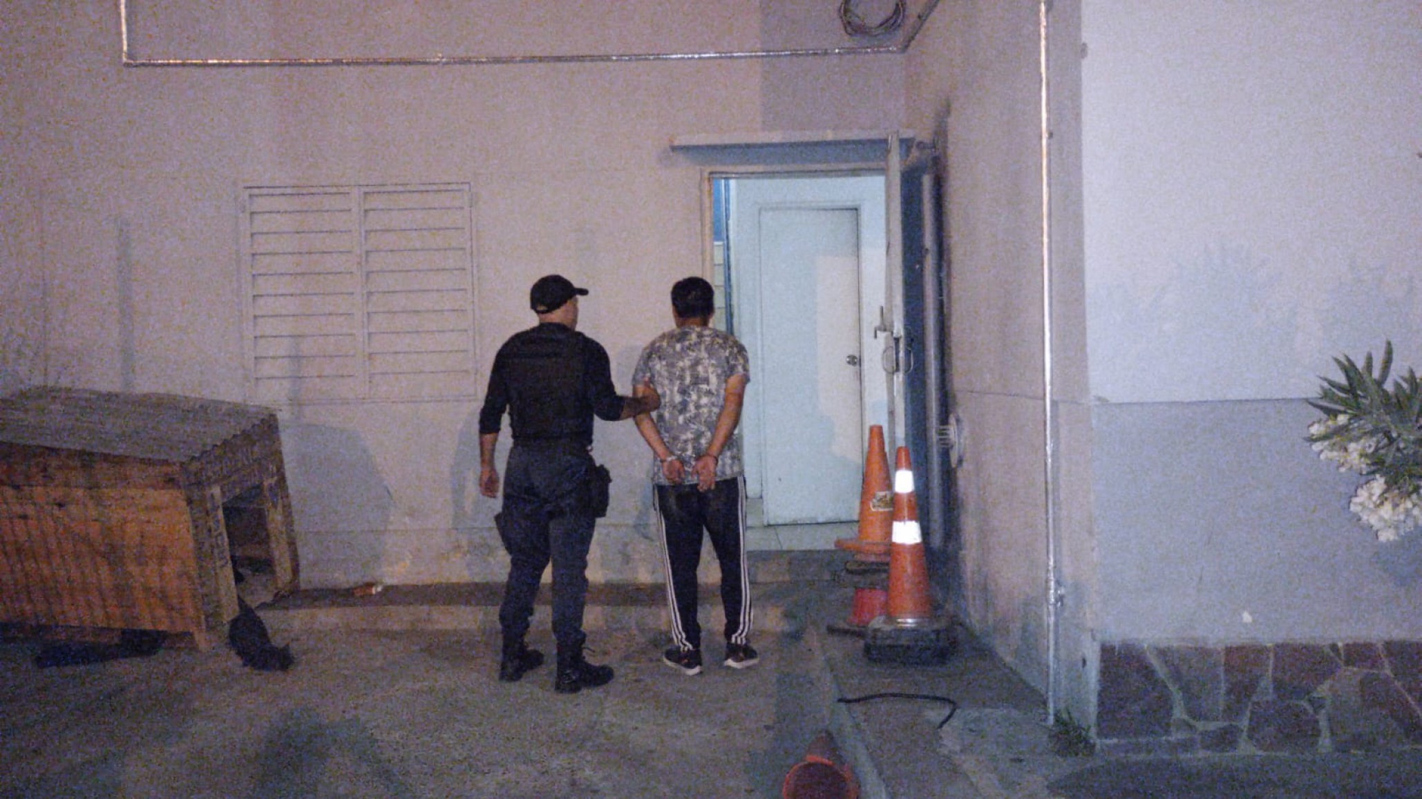 Atrapó a delincuente que dañó su camioneta y lo retuvo hasta que llegó la policía