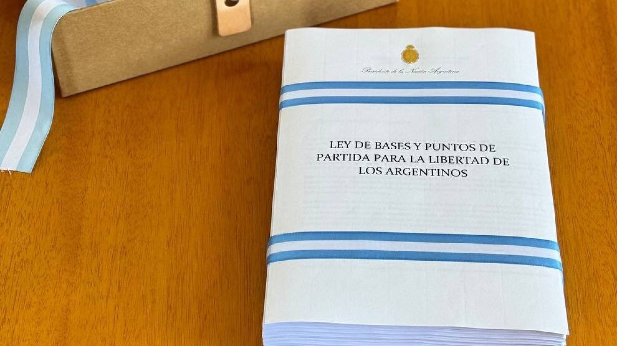 En el medio de la movilización con incidentes, Milei envió la Ley Ómnibus al Congreso