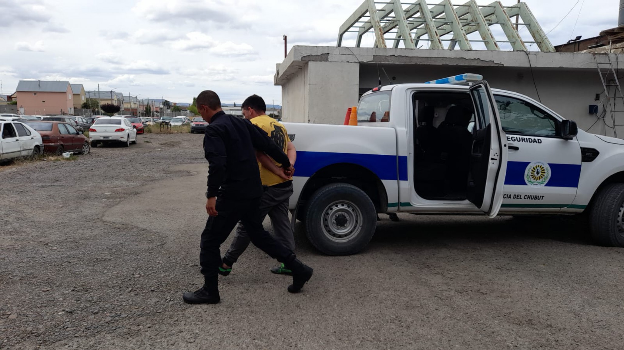 Lo detuvieron por ser conocido en el ámbito policial y comprobaron que tenía una orden de captura vigente