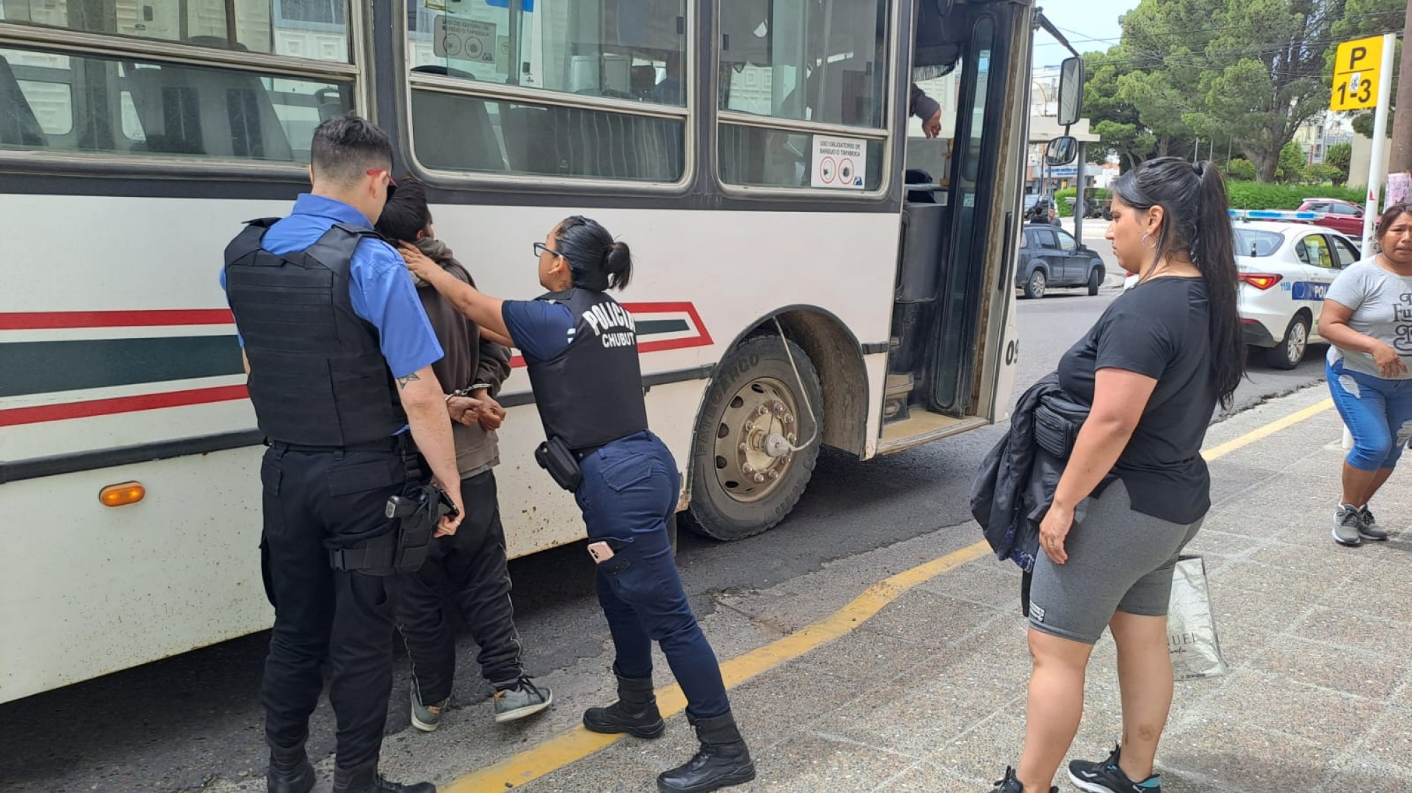 Esperar el colectivo ¡un peligro!: Agredió en el cuello a un hombre y le dio una piña a una pasajera cuando intentó escapar