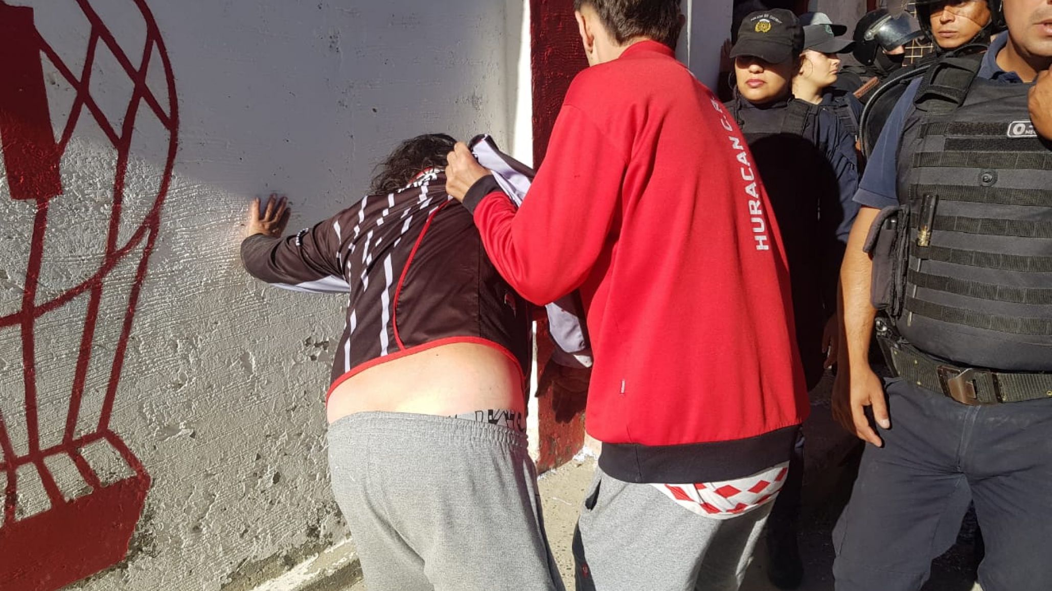 ¡Despertó la furia en Huracán vs Newbery! Después de patear el último penal empezaron a los tiros