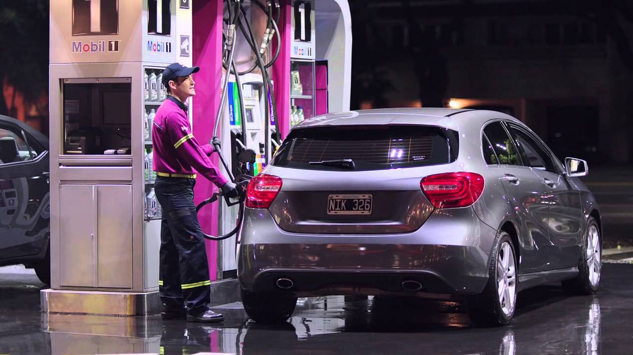 El insólito momento de un playero: "Patearon penales para pagar el tanque"