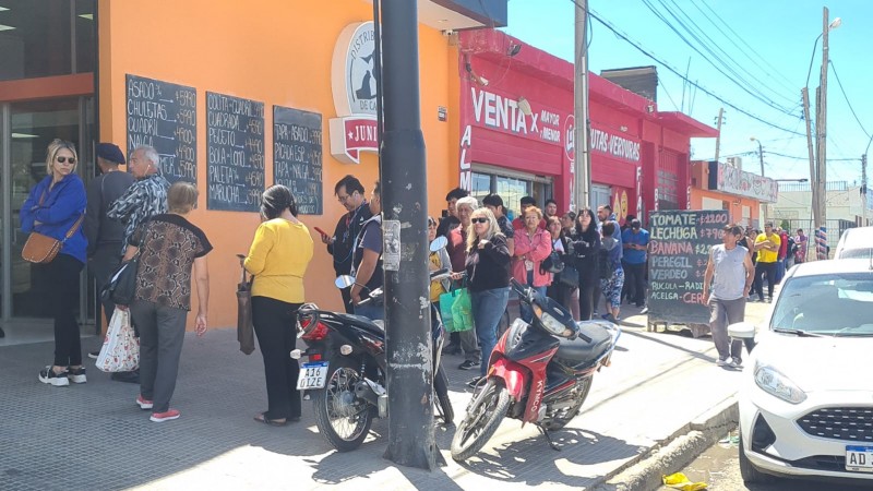¿Bajó la carne? Hasta 2 horas de fila en cadena de carnicerías para comprar