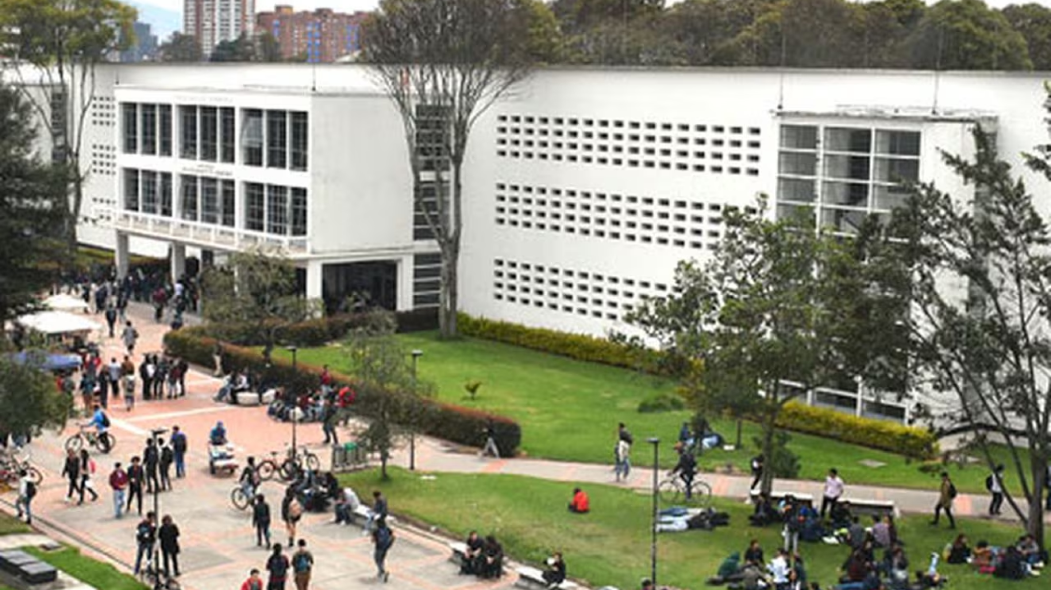 Presidente de Colombia anuncia gratuidad en las universidades tras criticar el arancelamiento en Argentina
