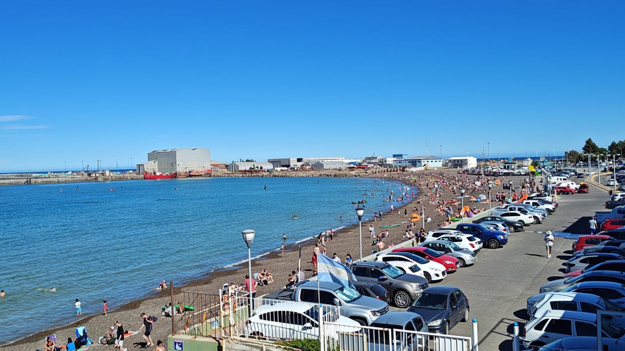 Día de playa y calor: Se registró una alta temperatura y se baño hasta el perro