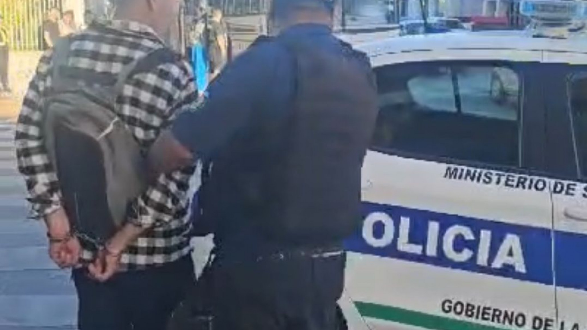 Robó 3 botellas y huyó pero la policía lo detuvo