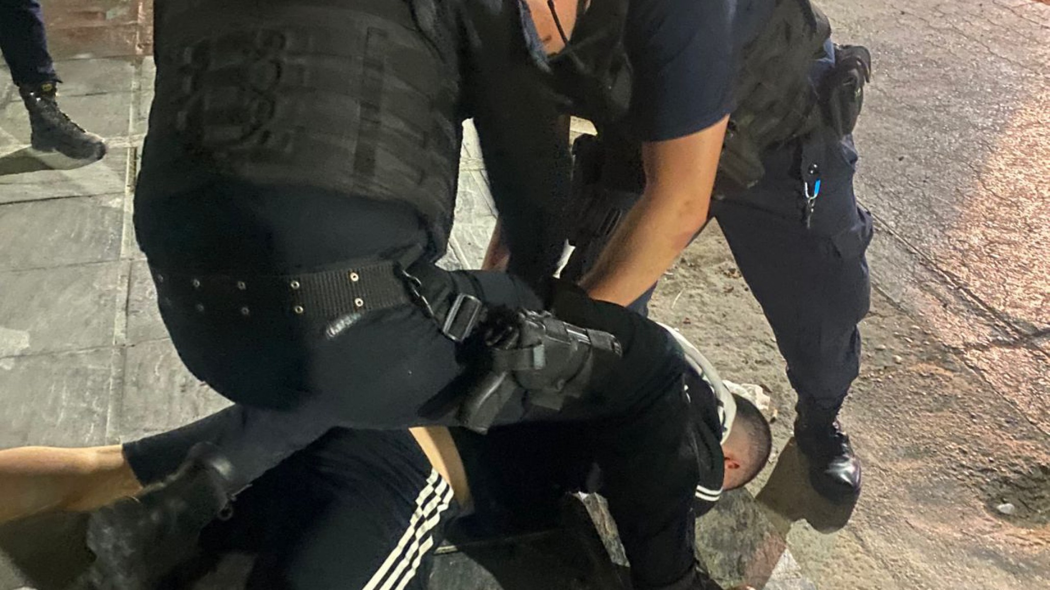 Atraparon a un joven que rompió vidrios de un Restaurant ¿pudo ingresar?