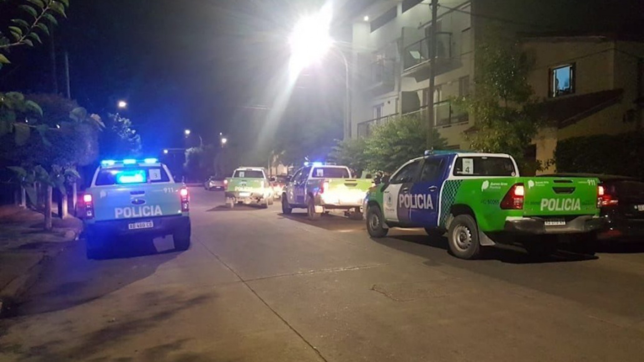 Descubrieron a un policía robando 7 sobres de jugo y un gel para el pelo: lo hallaron sin vida al día siguiente