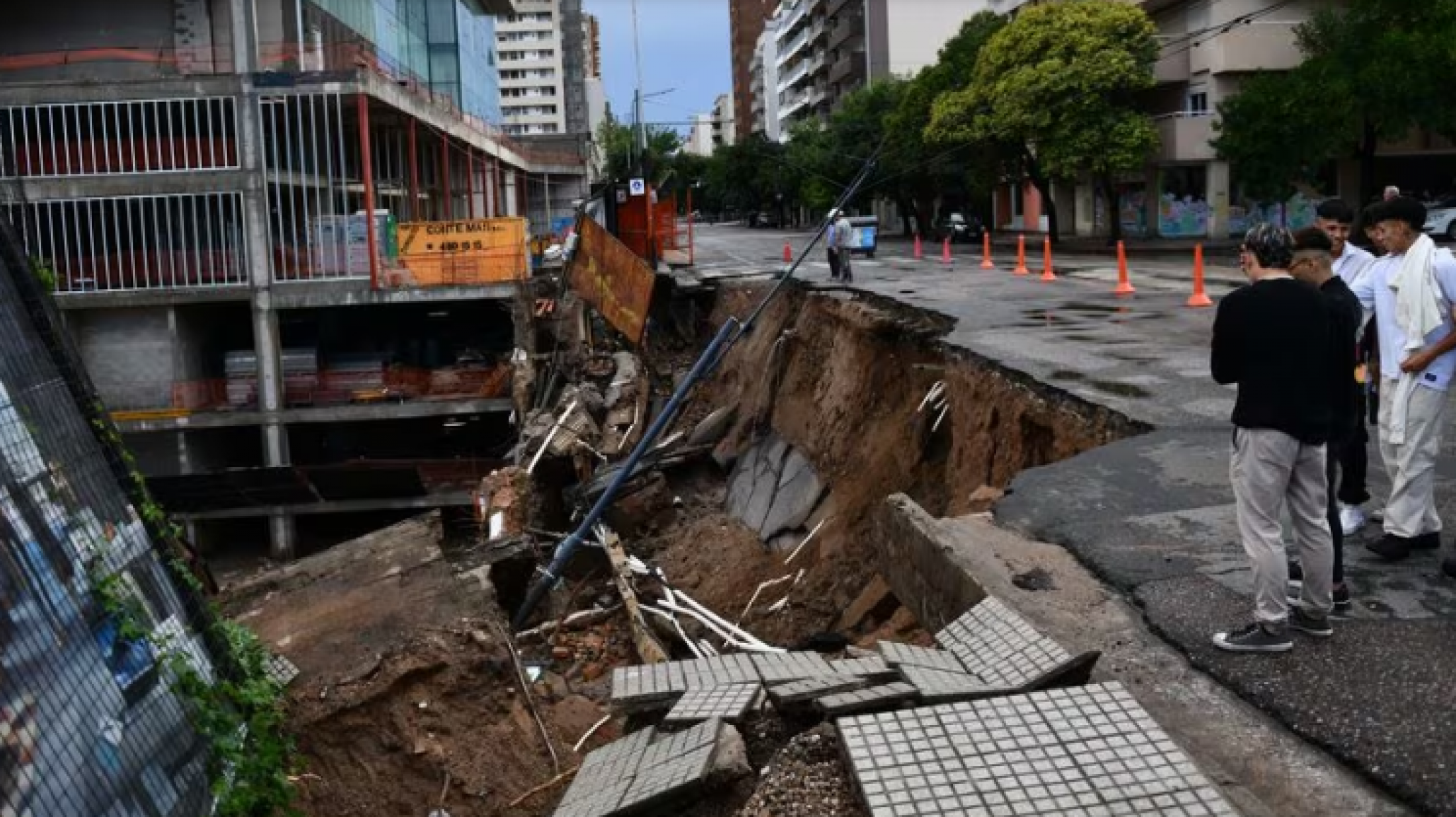 Temporal y caos: hubo un socavón de 30 metros