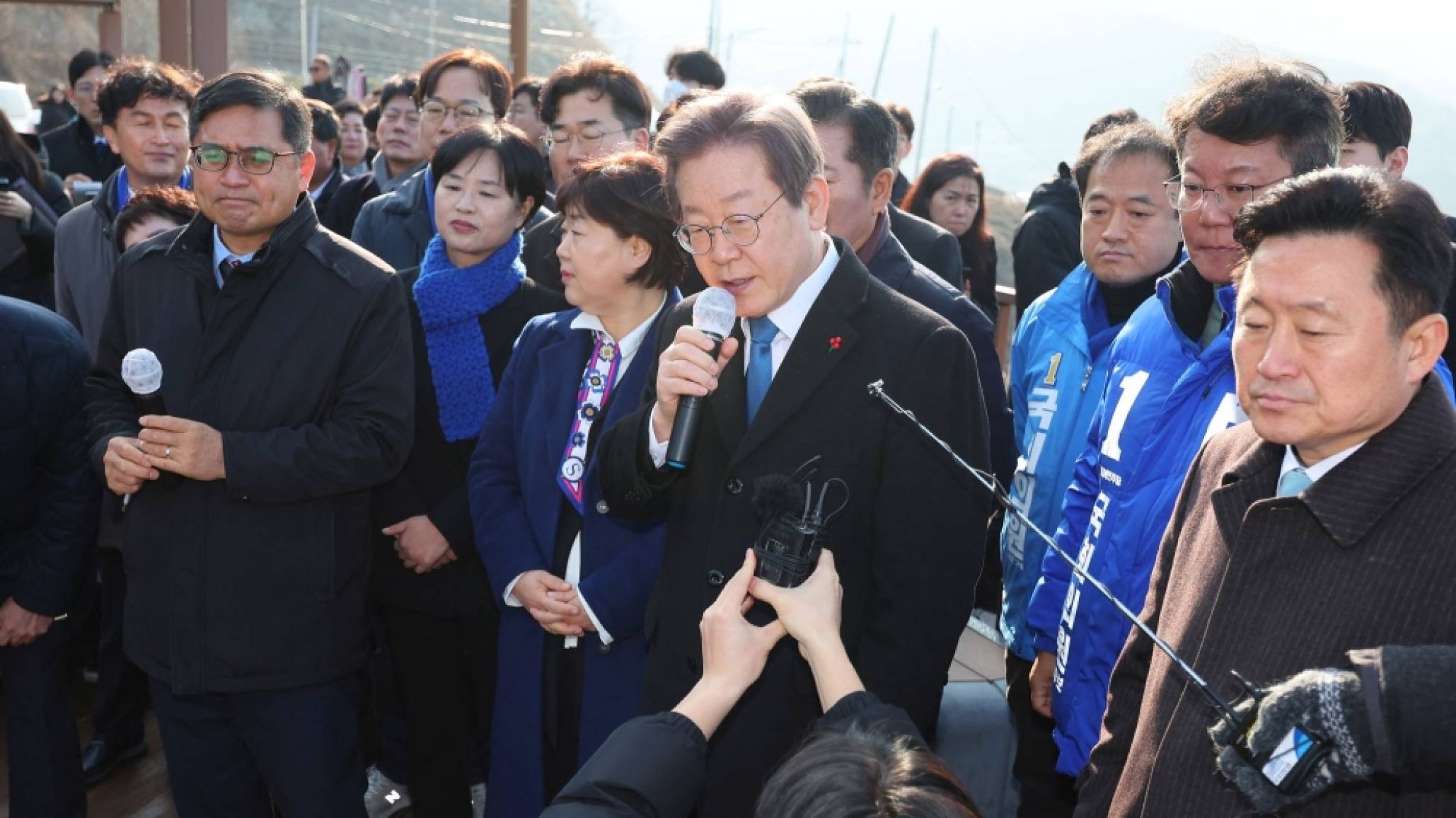 Video: Líder de la oposición surcoreana, Lee Jae-myung, fue apuñalado durante un evento