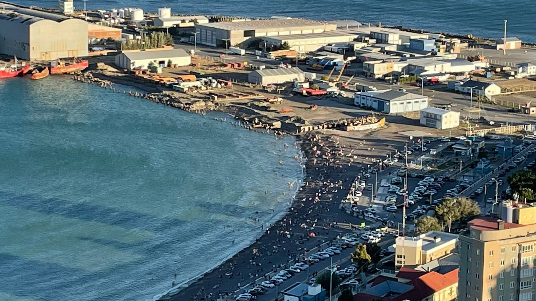 ¡La fortuna de tener mar! Los comodorenses se autoconvocaron en las playas de Comodoro