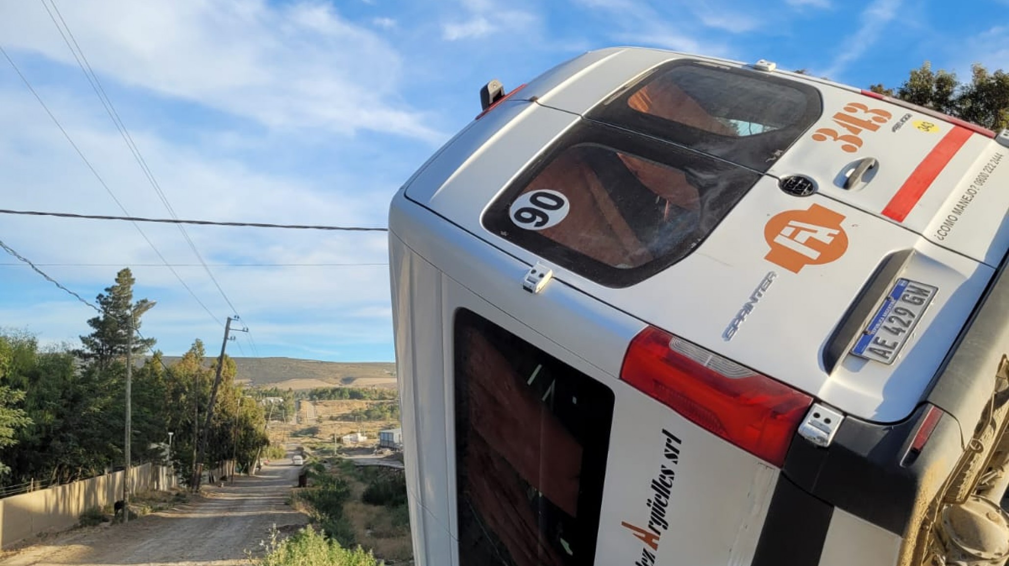 Robaron camioneta de transporte de personal petrolero y apareció en zanjón