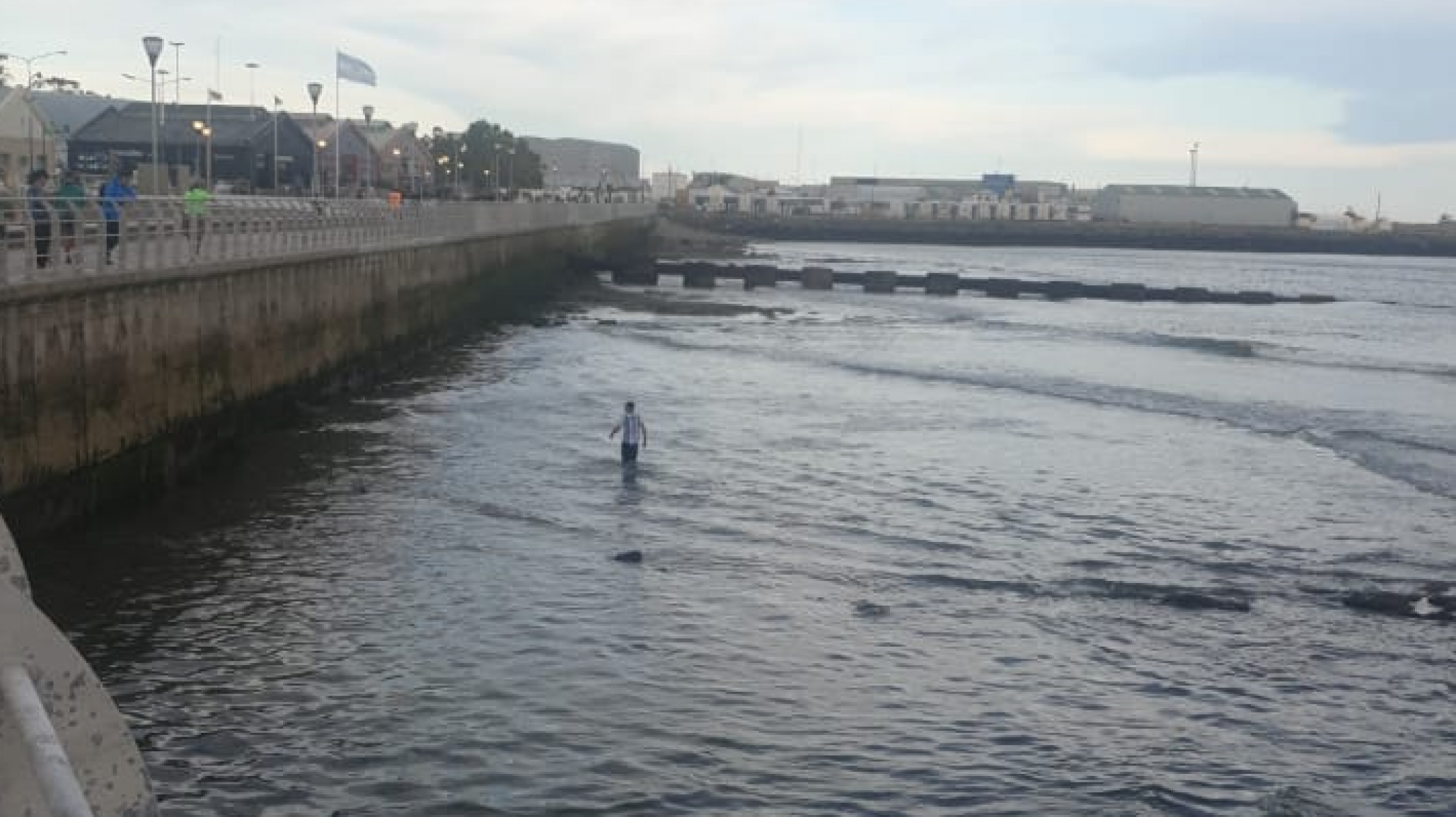 ¡Insólito! Intentó recuperar un reloj, subió la marea y quedó atrapado