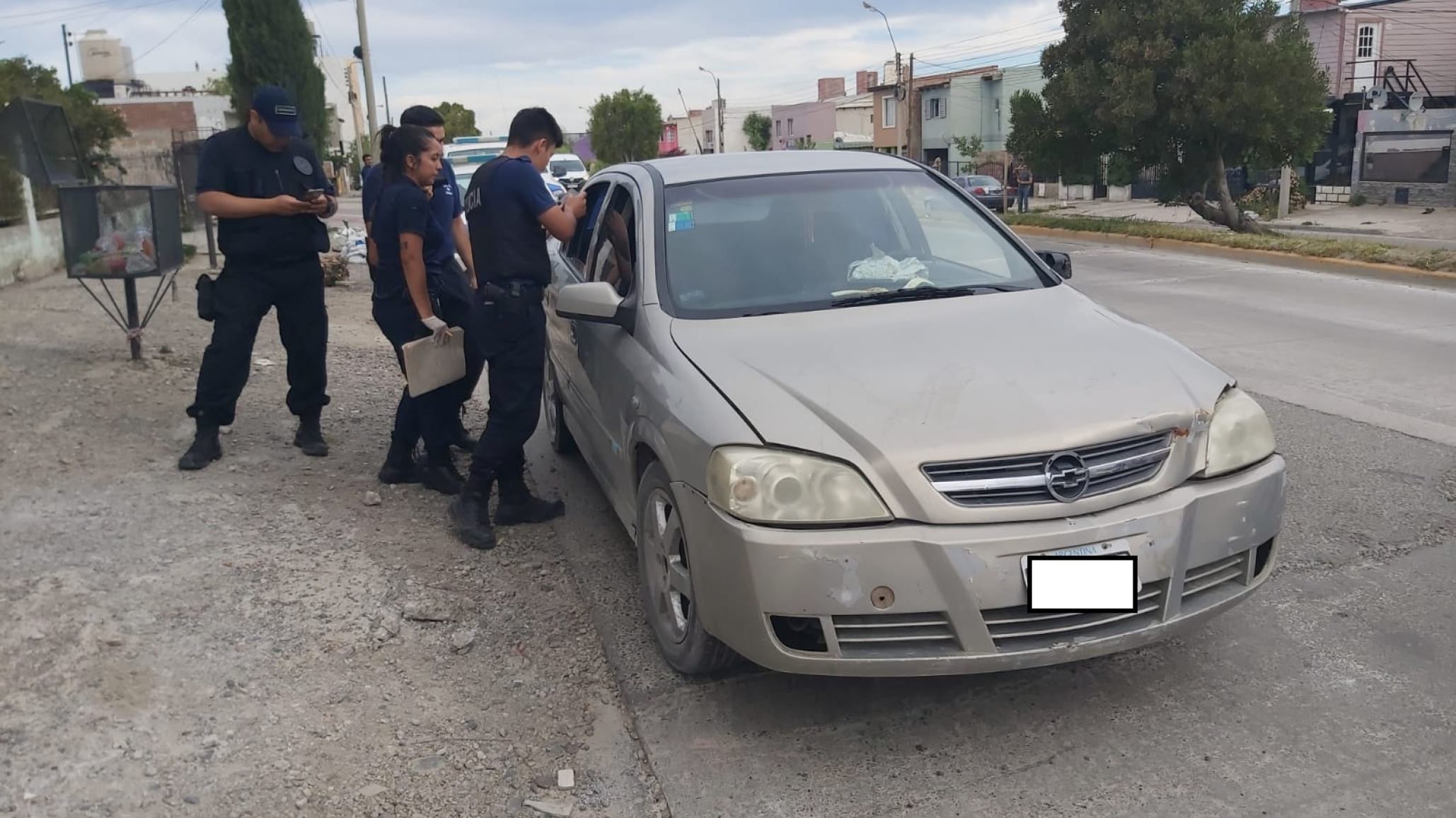 Dejó el auto en el estacionamiento de Carrefour y le robaron el equipo de mate