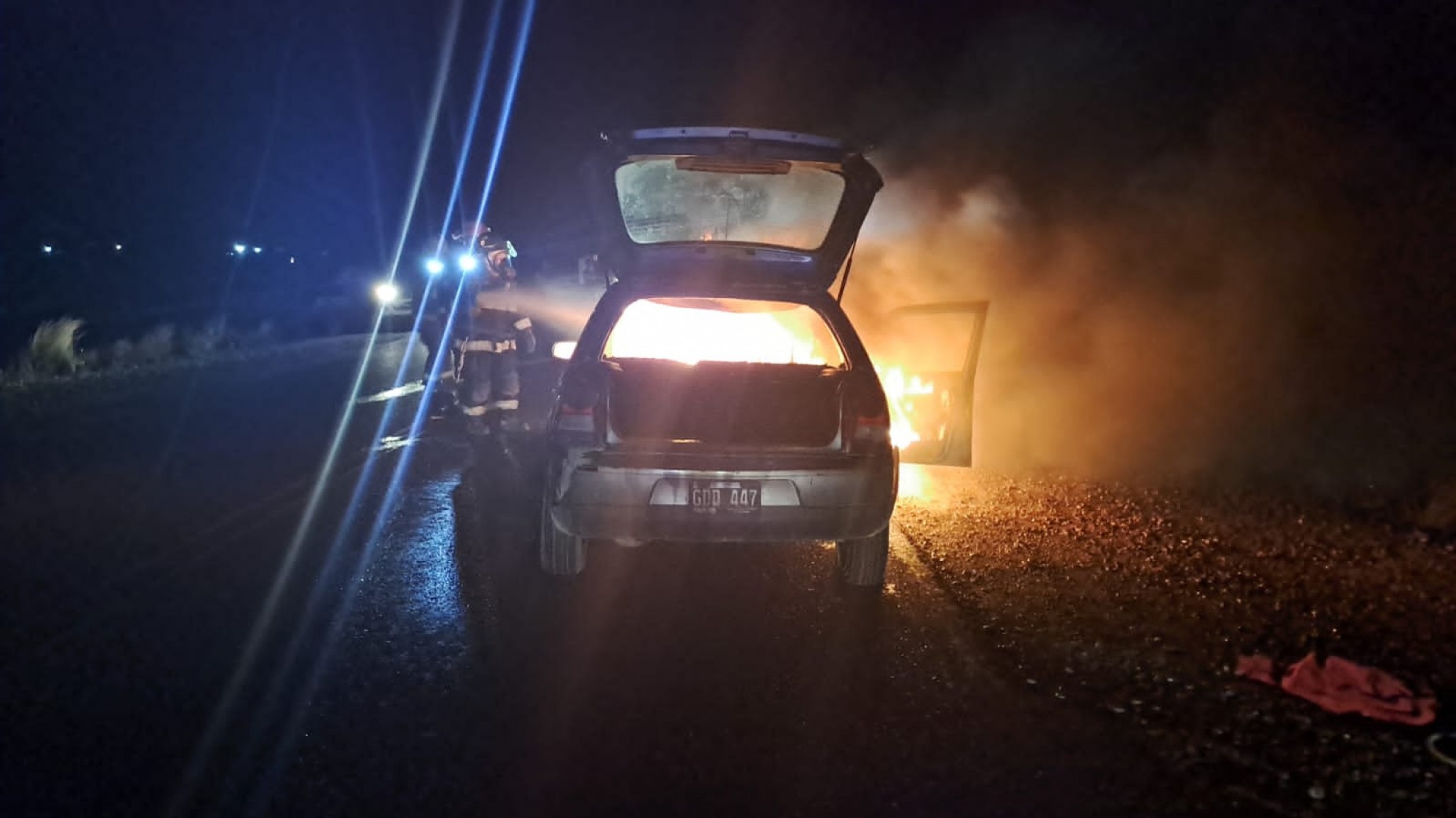 Iba manejando "explotó la cubierta y se incendió el auto"