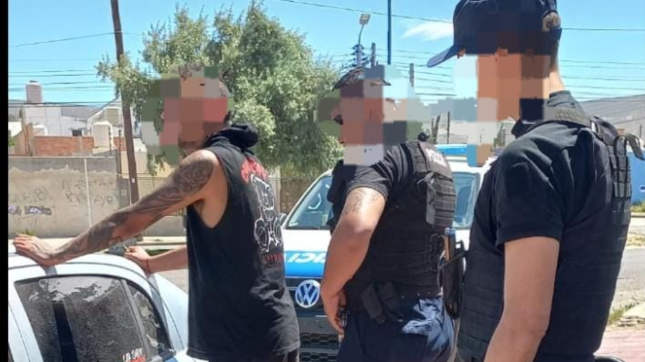 Barrio Pueyrredón: circulaba en zig zag, lo detuvieron y descubrieron que tenía pedido de captura