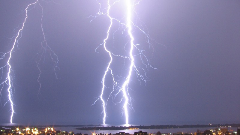 Video sensible: Un joven fue impactado por un rayo y le quemó el 20% del cuerpo