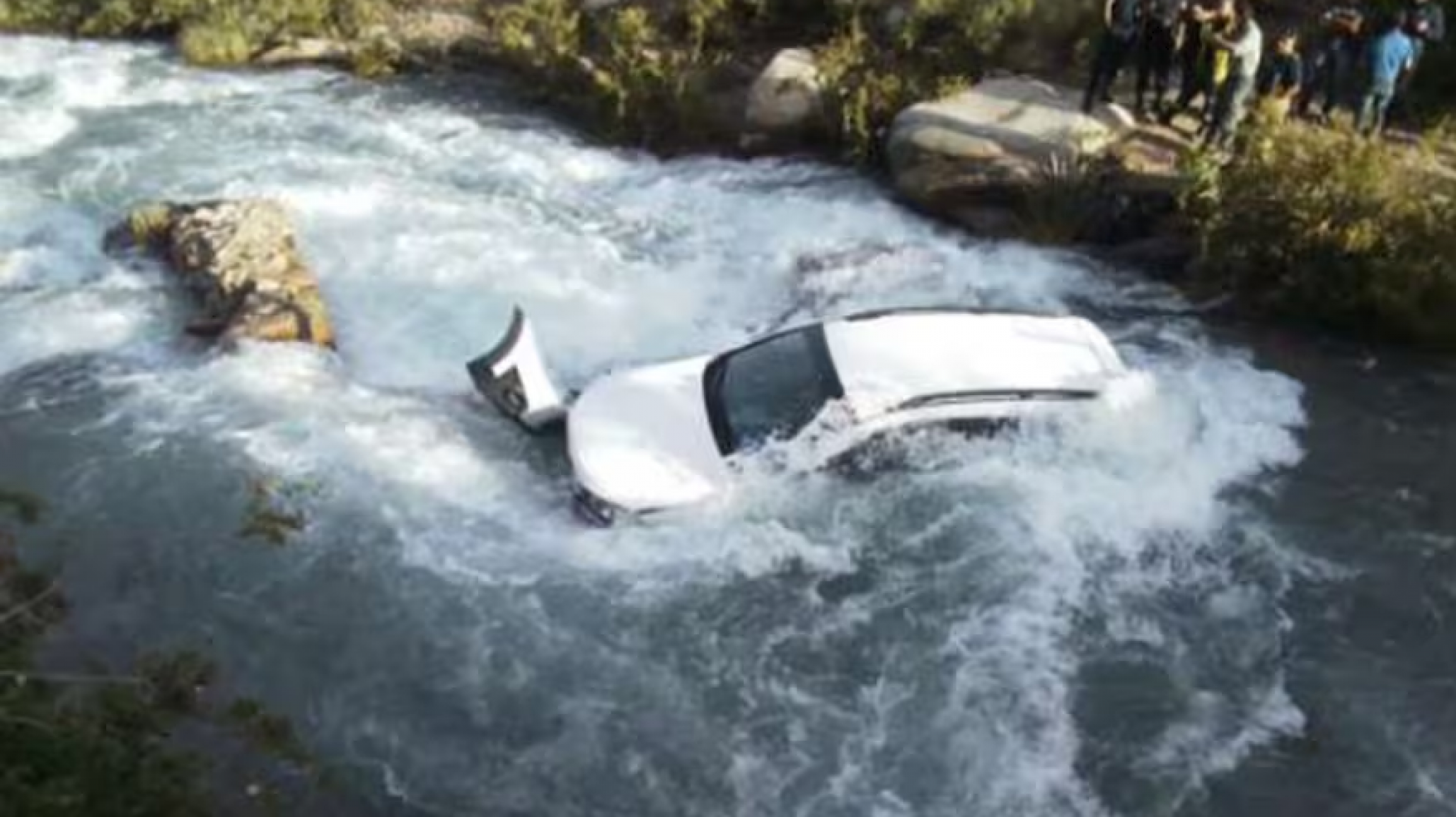 Murió turista tras caer en auto junto a su novio en un arroyo en Mendoza