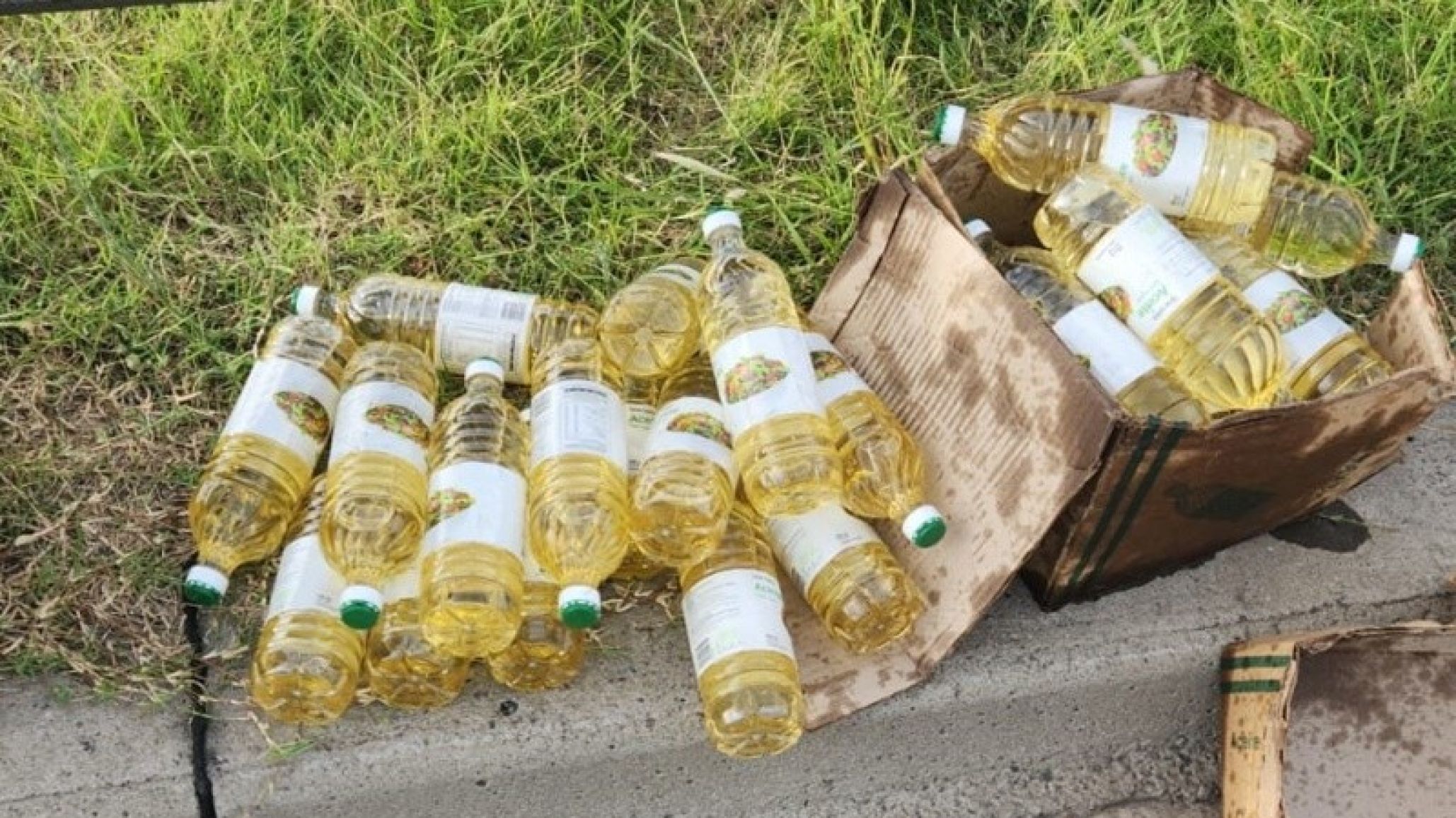 Volcó camión con aceites, los vecinos se llevaron todo y lo venden en Marketplace