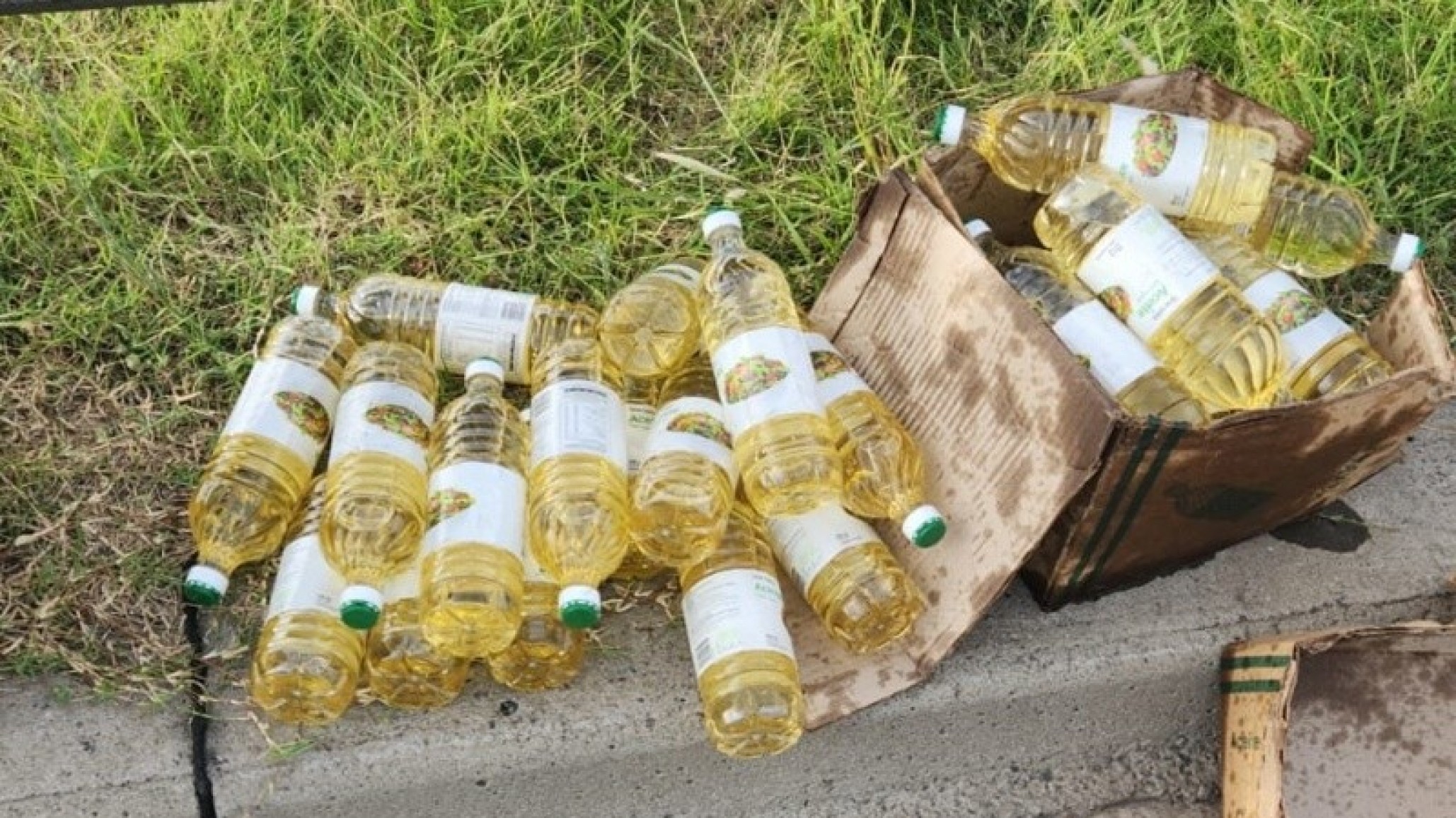 Volcó camión con aceites, los vecinos se llevaron todo y lo venden en Marketplace