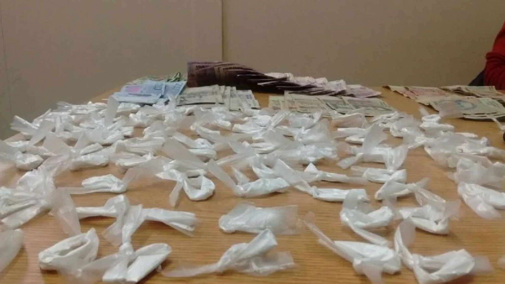 Escándalo en una comisaría: Desaparecieron 40 gramos de droga confiscada y un policía sorprendió con su respuesta