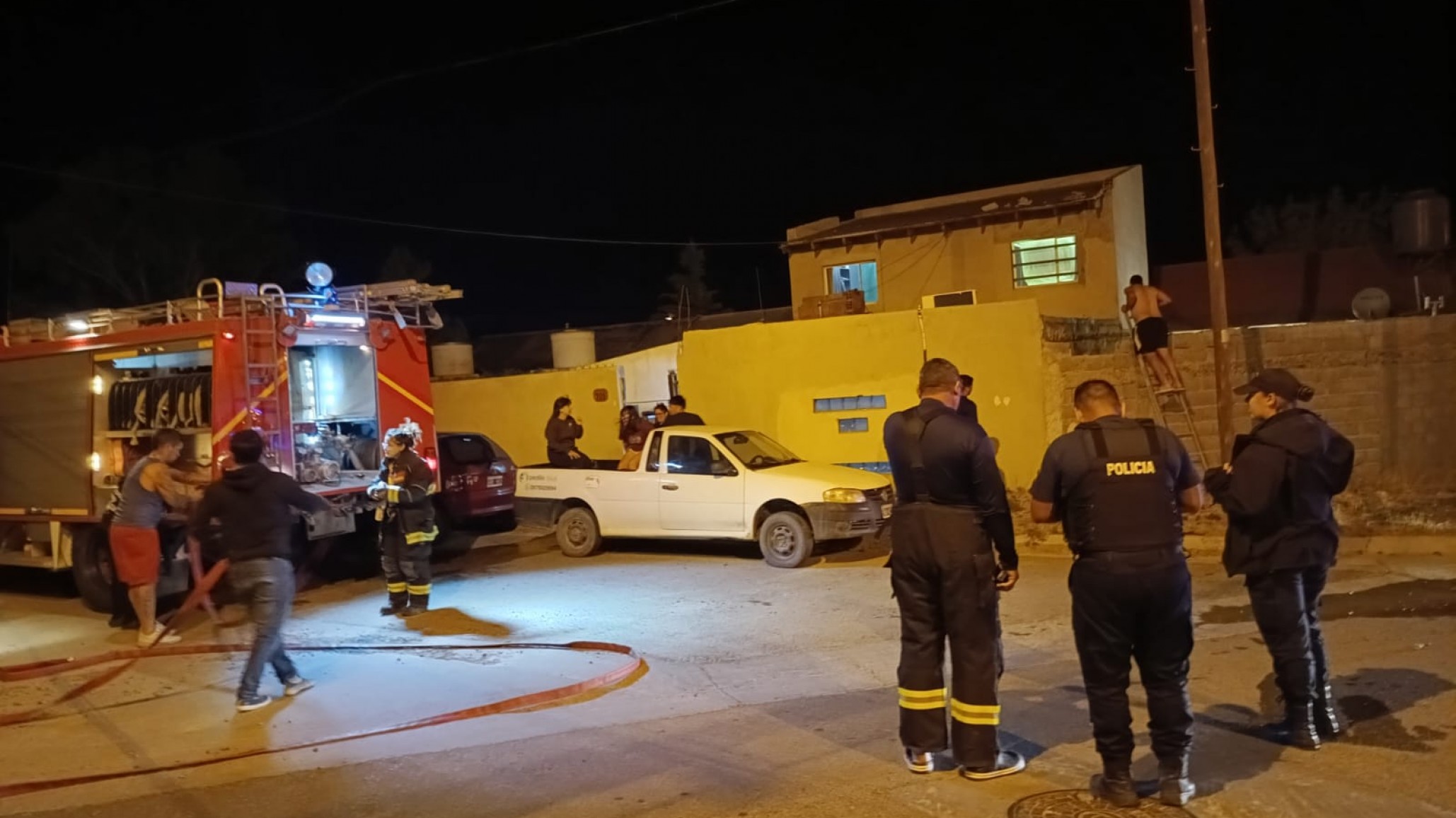 Incendio en el patio: Comieron un asado y olvidaron apagar el fuego