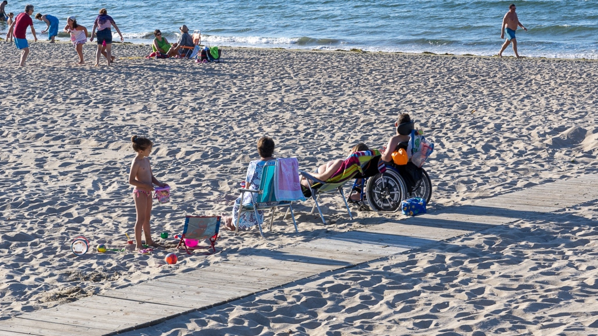 Rada Tilly: Colocaron la primera pasarela destinada a sillas de ruedas en la playa