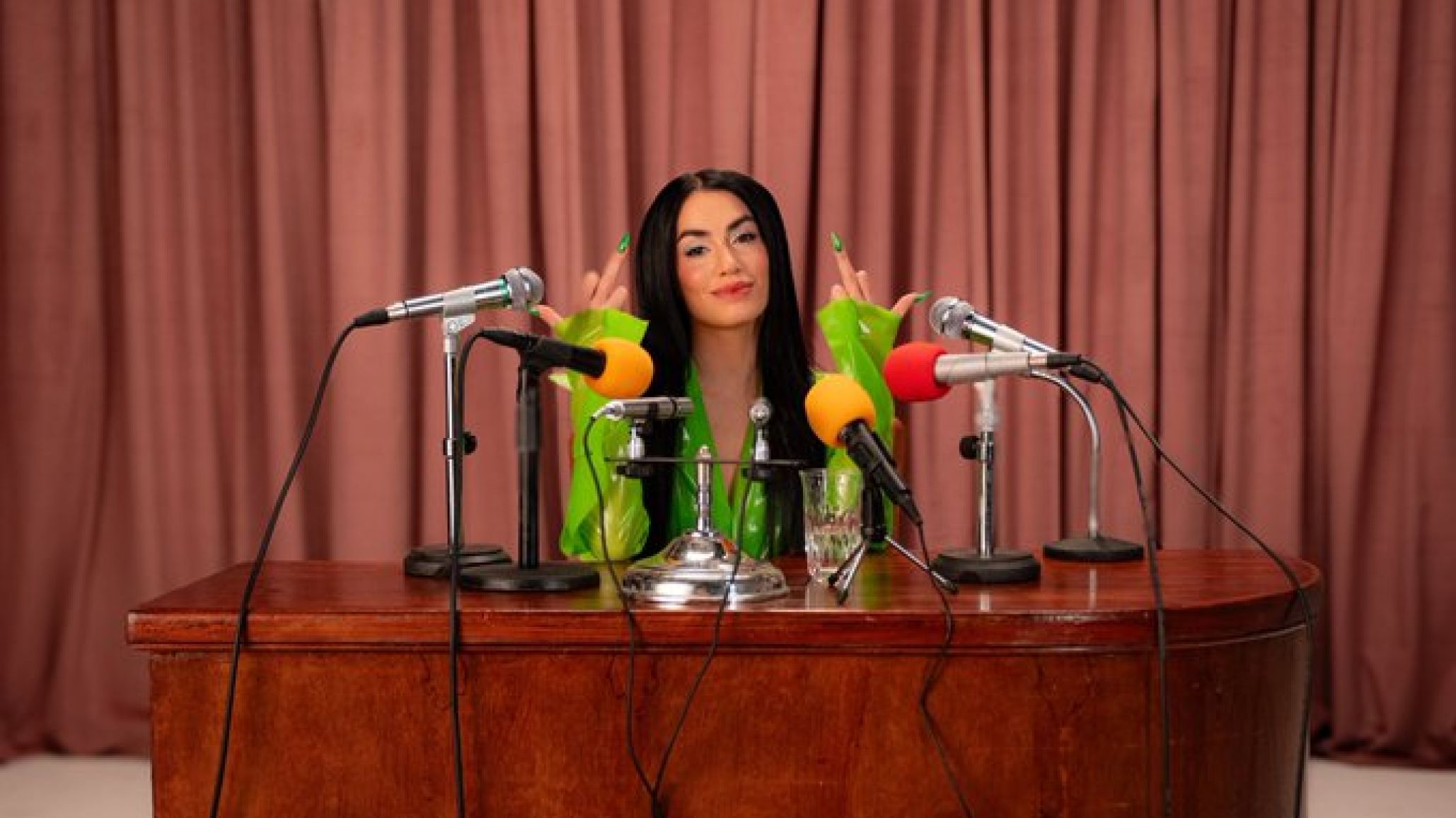Lali durísma con Milei con un particular gesto "al odio, las mentiras..."