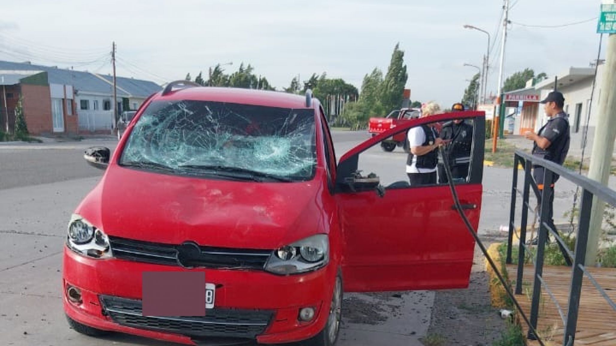 Pelea callejera dejó vehículo destrozado y lesionados