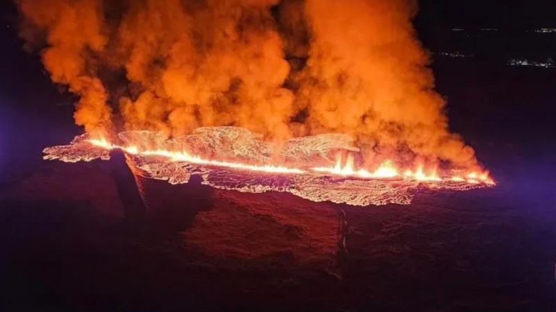 ¡Impactante! Una erupción volcánica provocó evacuación de más de 4 mil personas