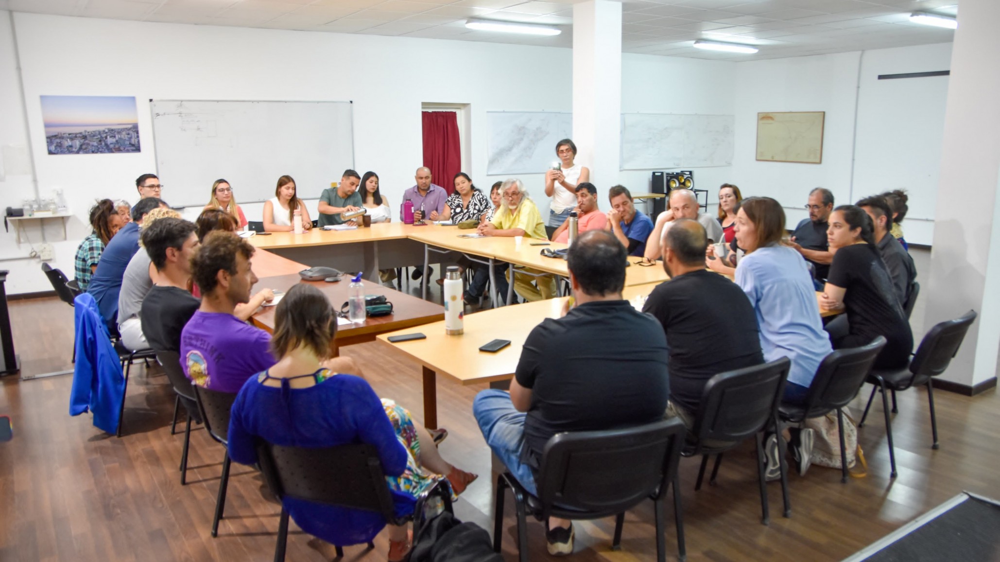 Preocupación por el DNU: Concejales recibieron a multisectorial de cultura