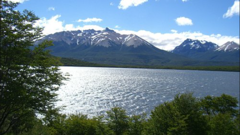 Buscan a turista que desapareció con su kayak en el Lago