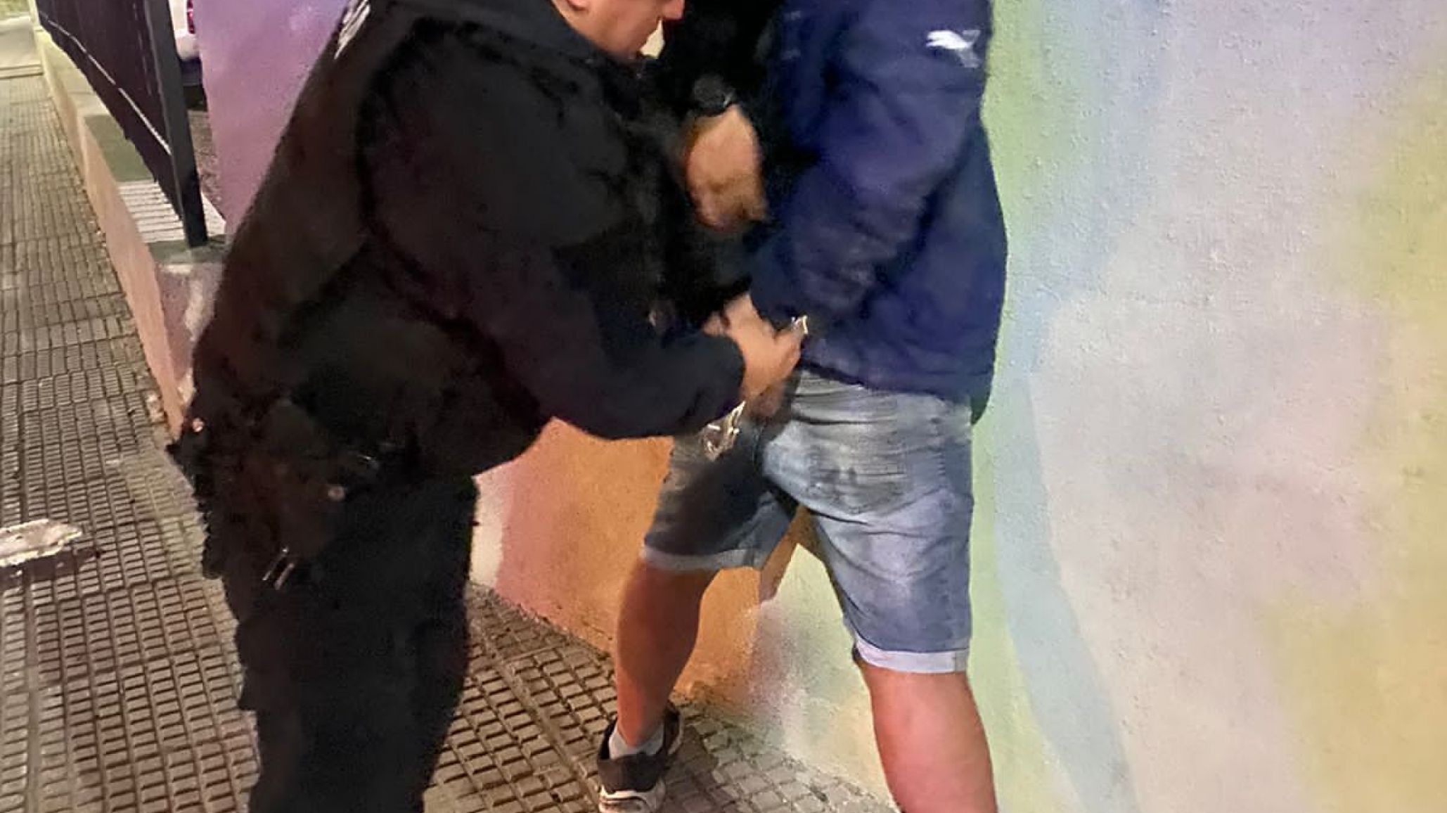 Dos detenidos por dañar un auto ¿dónde estaba el dueño?