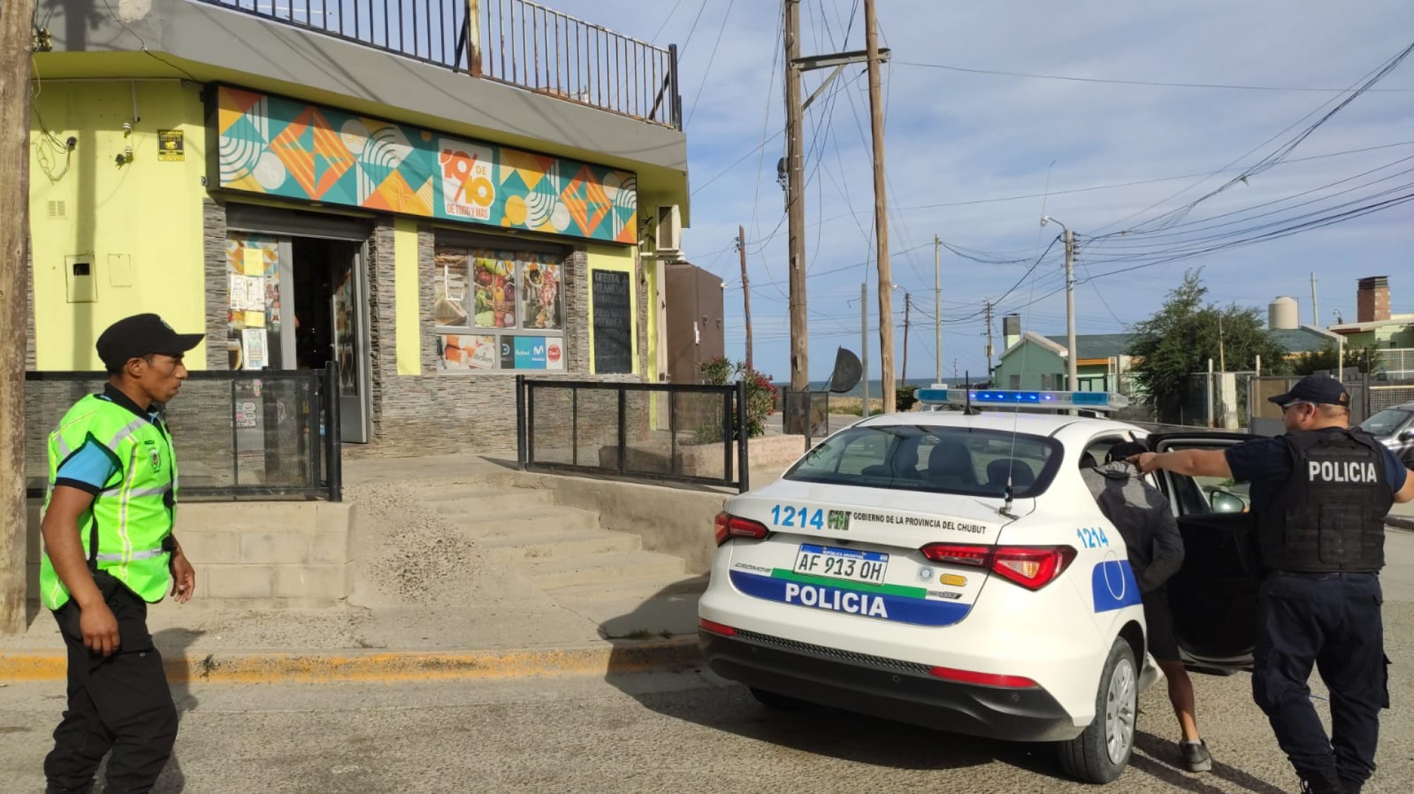 Se llevó "sin pagar" 3 botellas de fernet y "se arrepintió" cuando vio la policía. ¿Qué pasó con el cómplice?